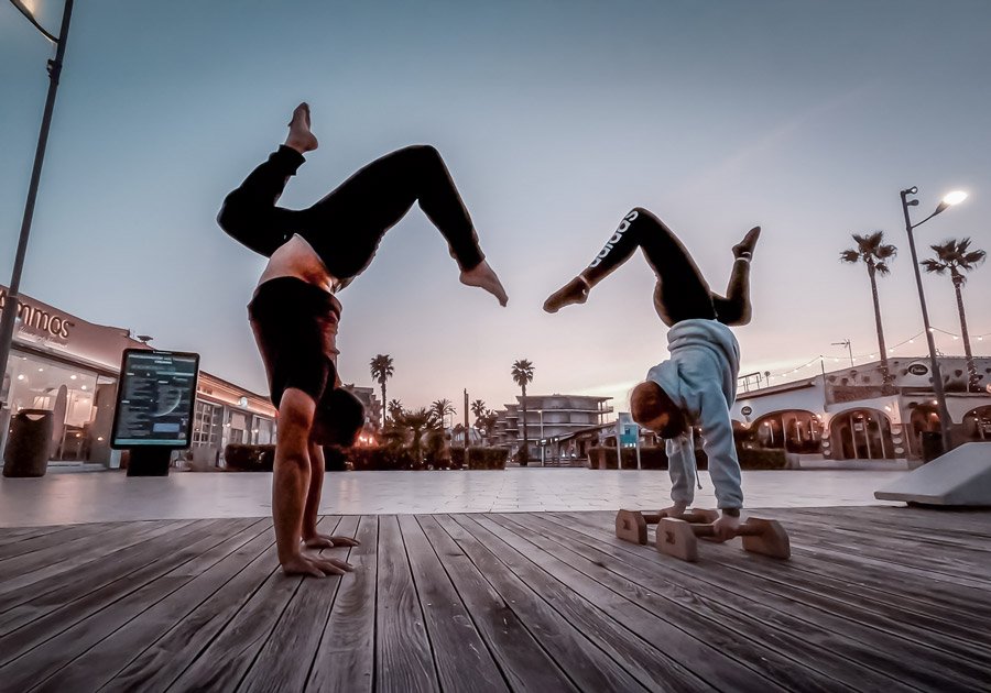 Alumno de Indomove Academy haciendo una acrobacia junto a un barco
