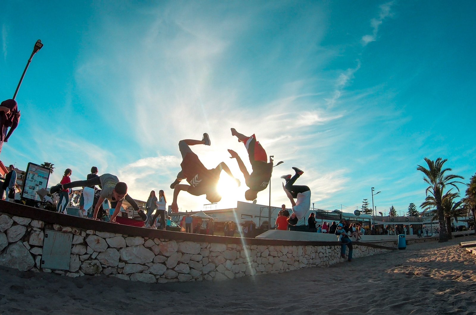 Alumno de Indomove Academy haciendo una acrobacia junto a un barco